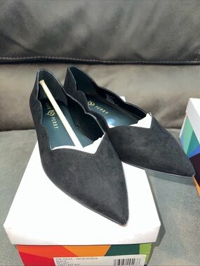 Katy Perry woman’s 10 & 8.5 the hava microsuede Black Pointed Suede Flats